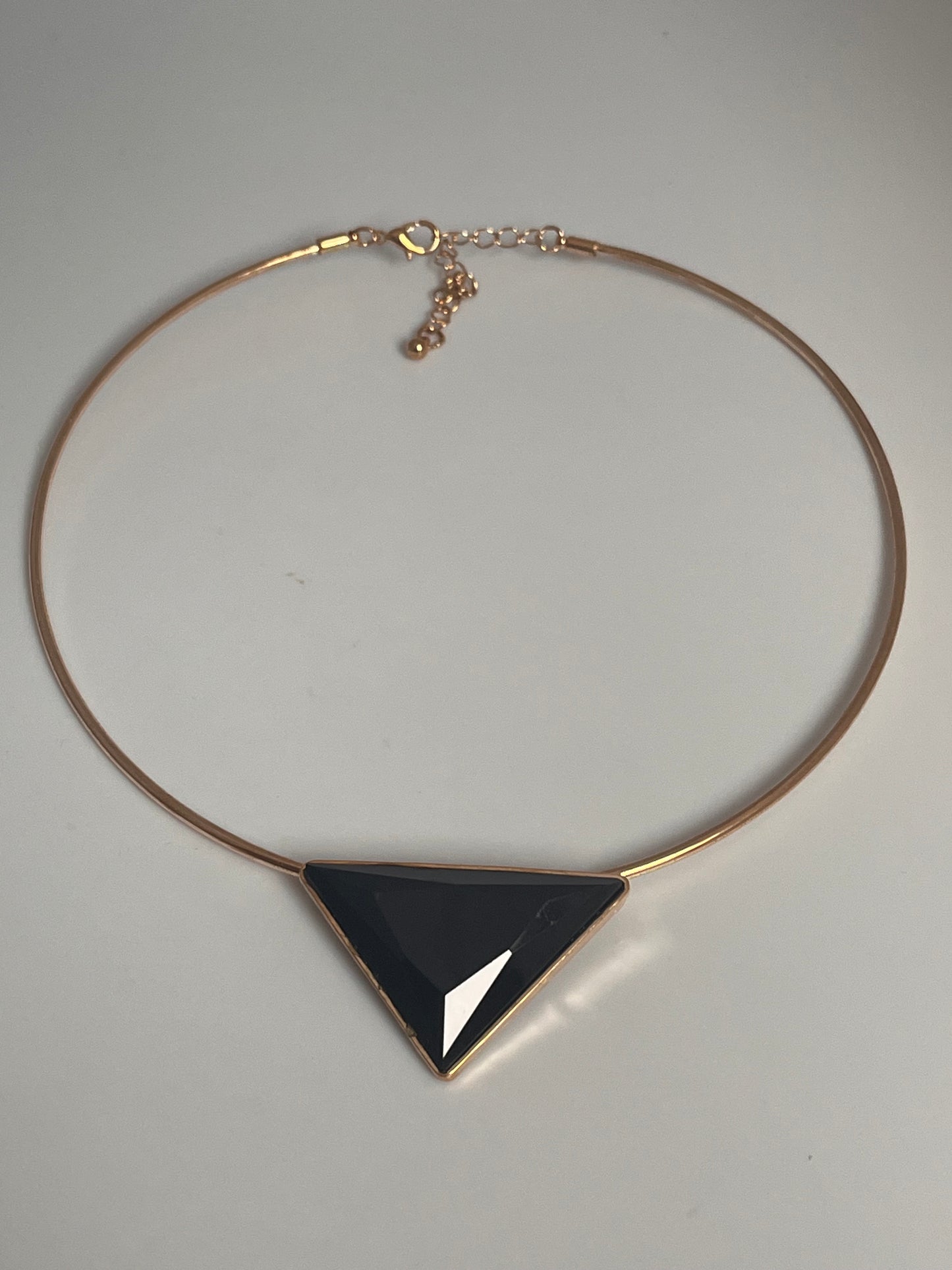 Smykke med triangle motiv-Svart.