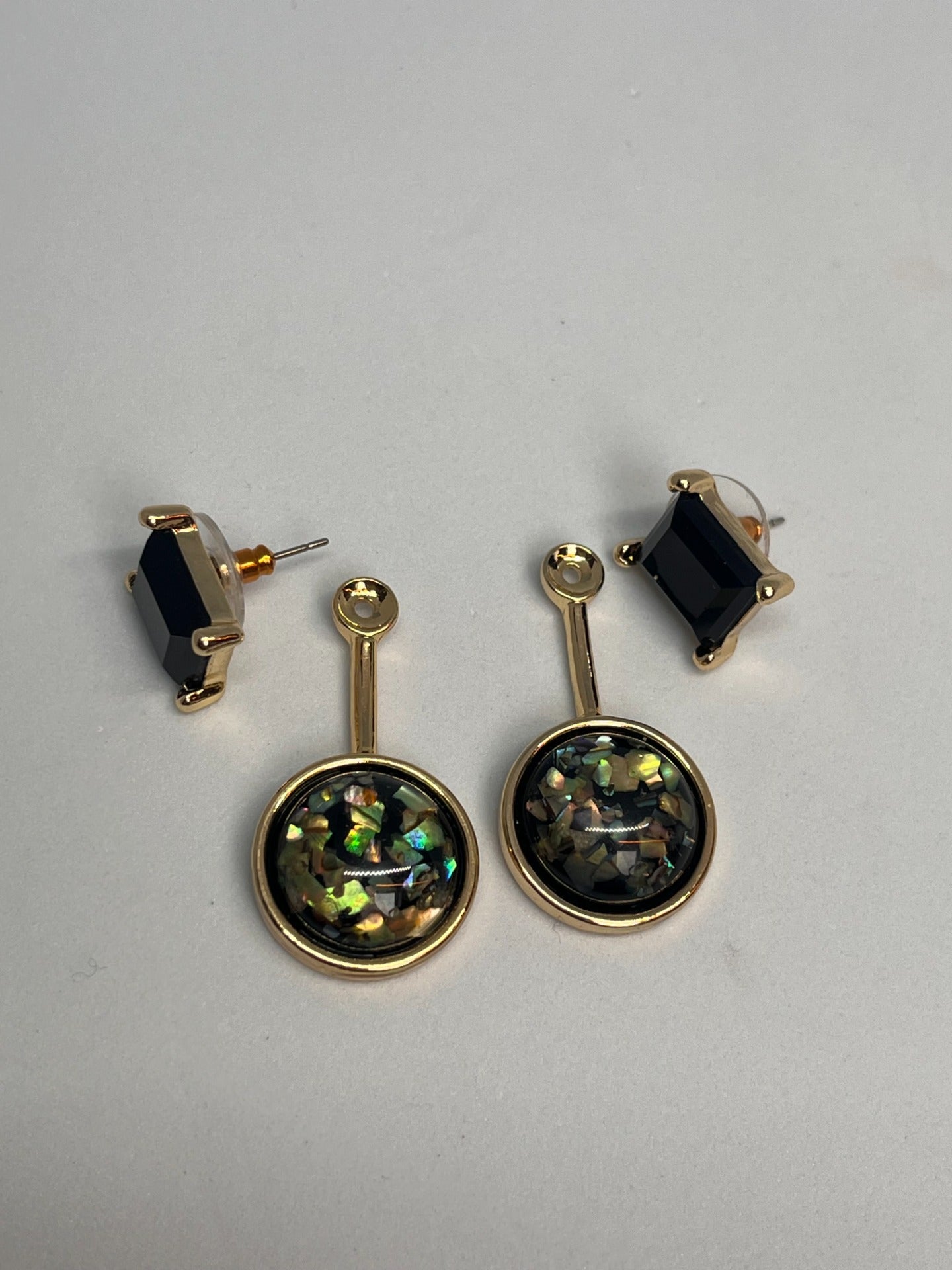 Øredobb -vintage stil med svart rund detalj