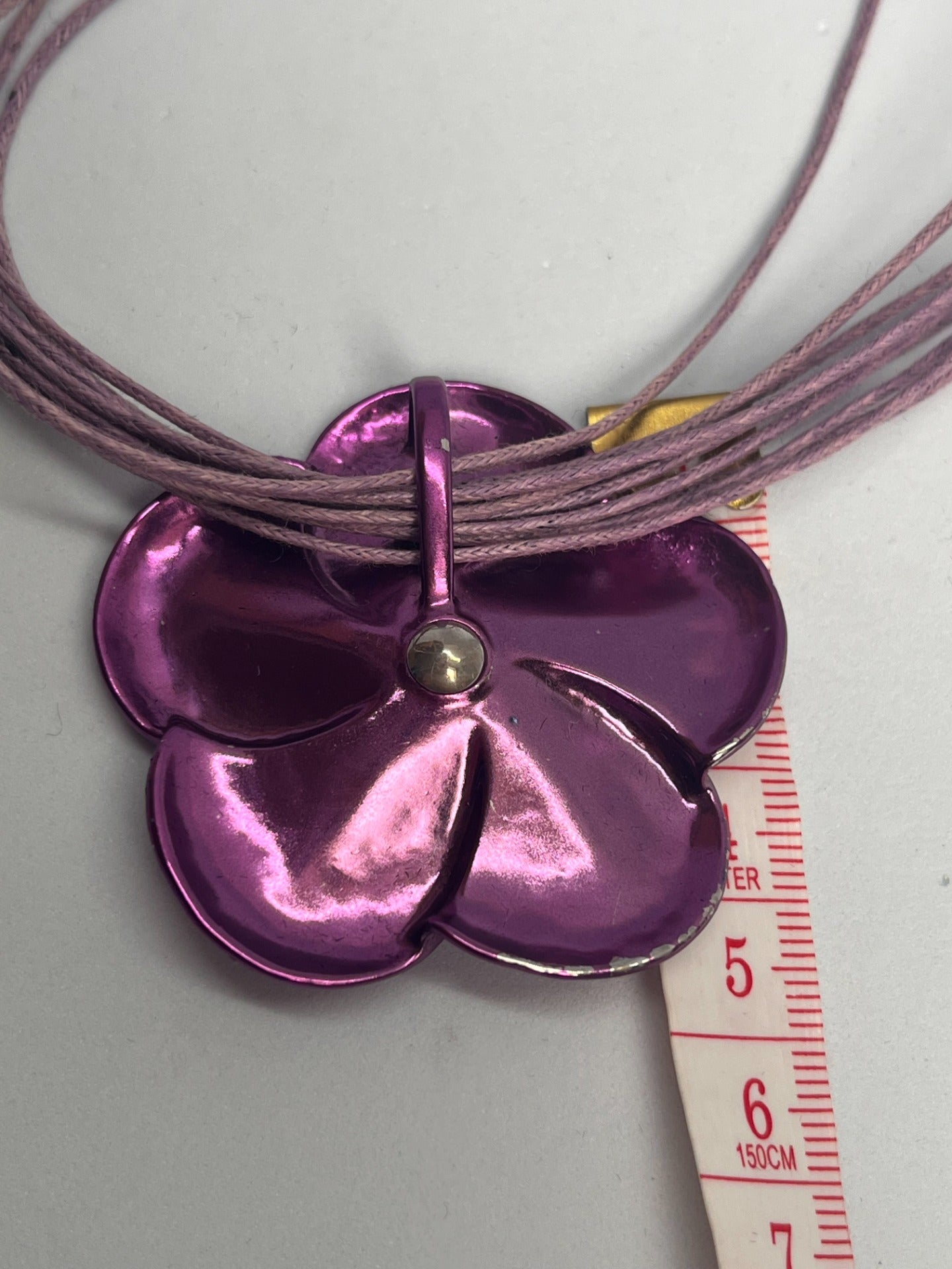 Smykke med lilla blomst