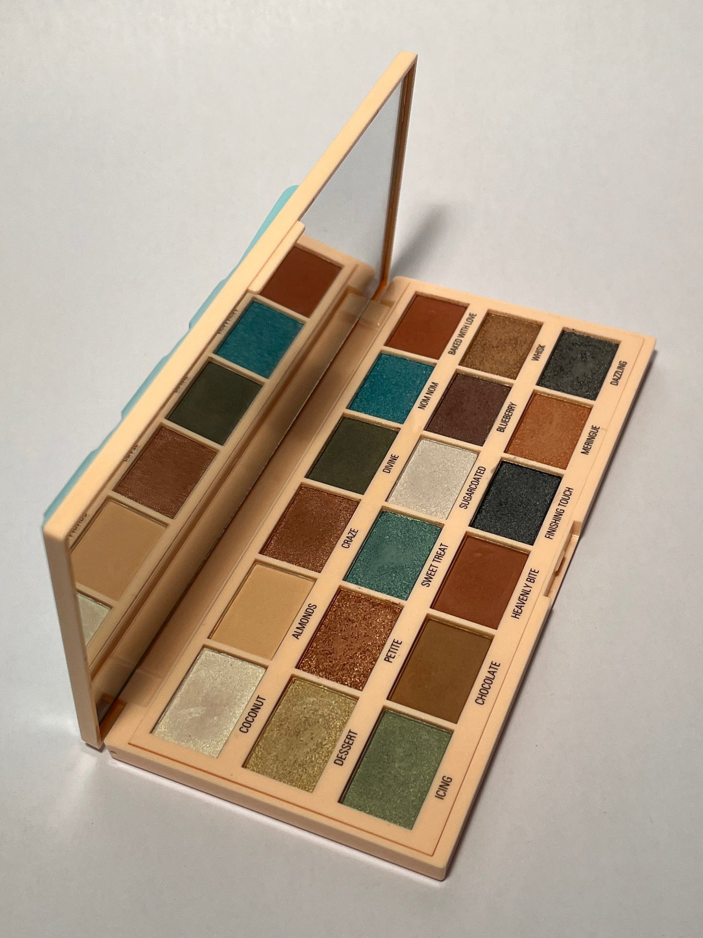 I Heart Revolution Eyeshadow Palette macaroon
