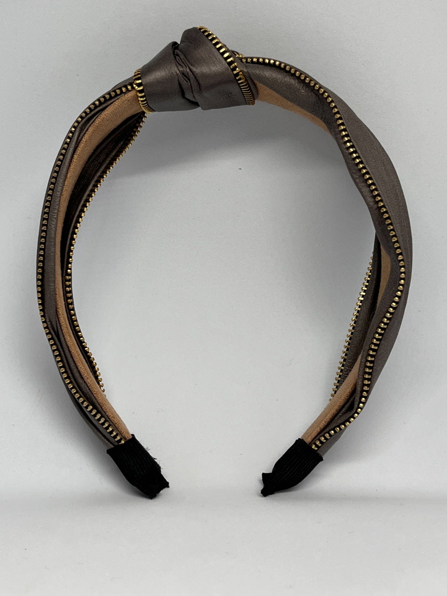 Grå hårbøyle med knutedetalj