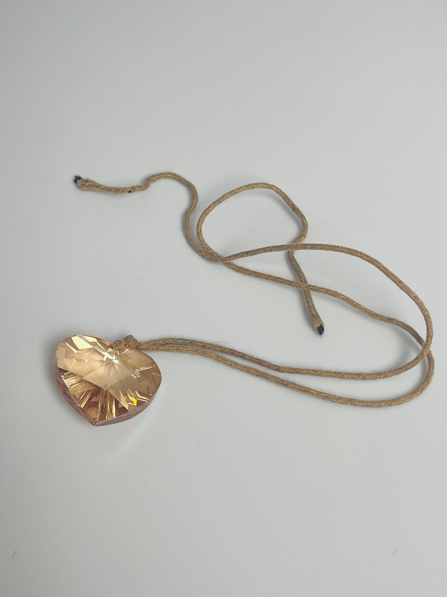 Smykke med hjerteanheng.