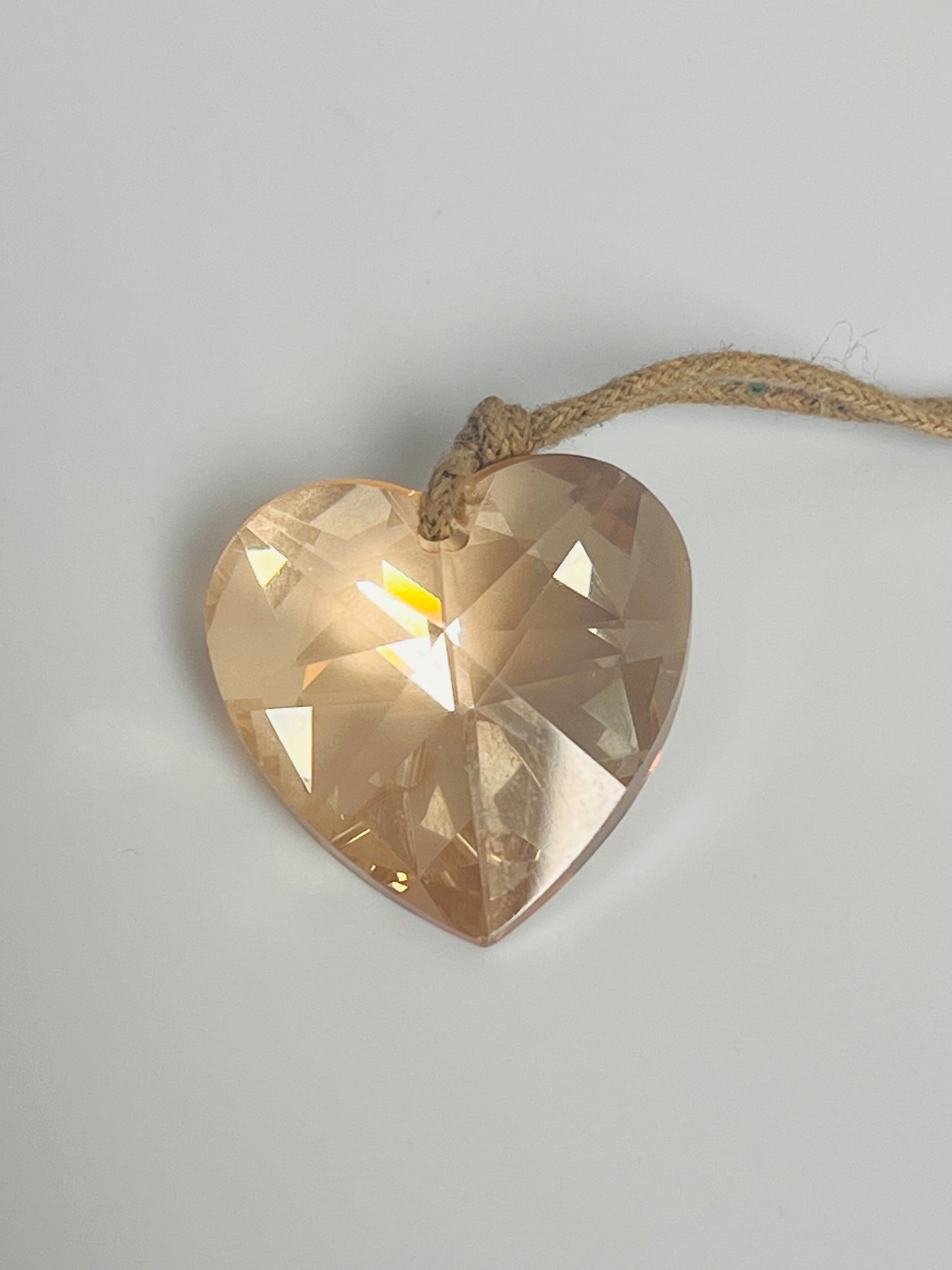 Smykke med hjerteanheng.