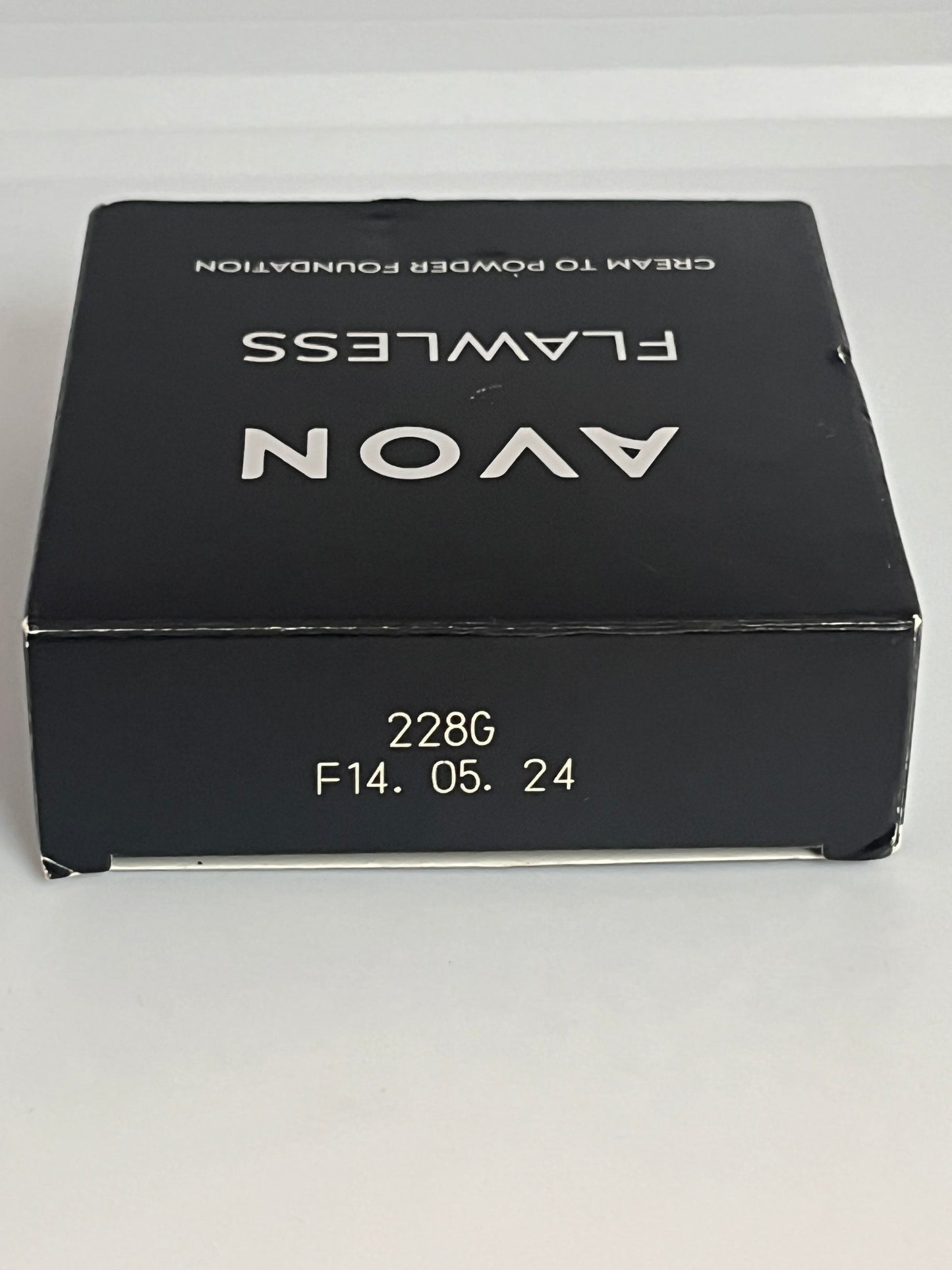 AVON FLAWLESS- cream to powder foundation G4-10 Caramel