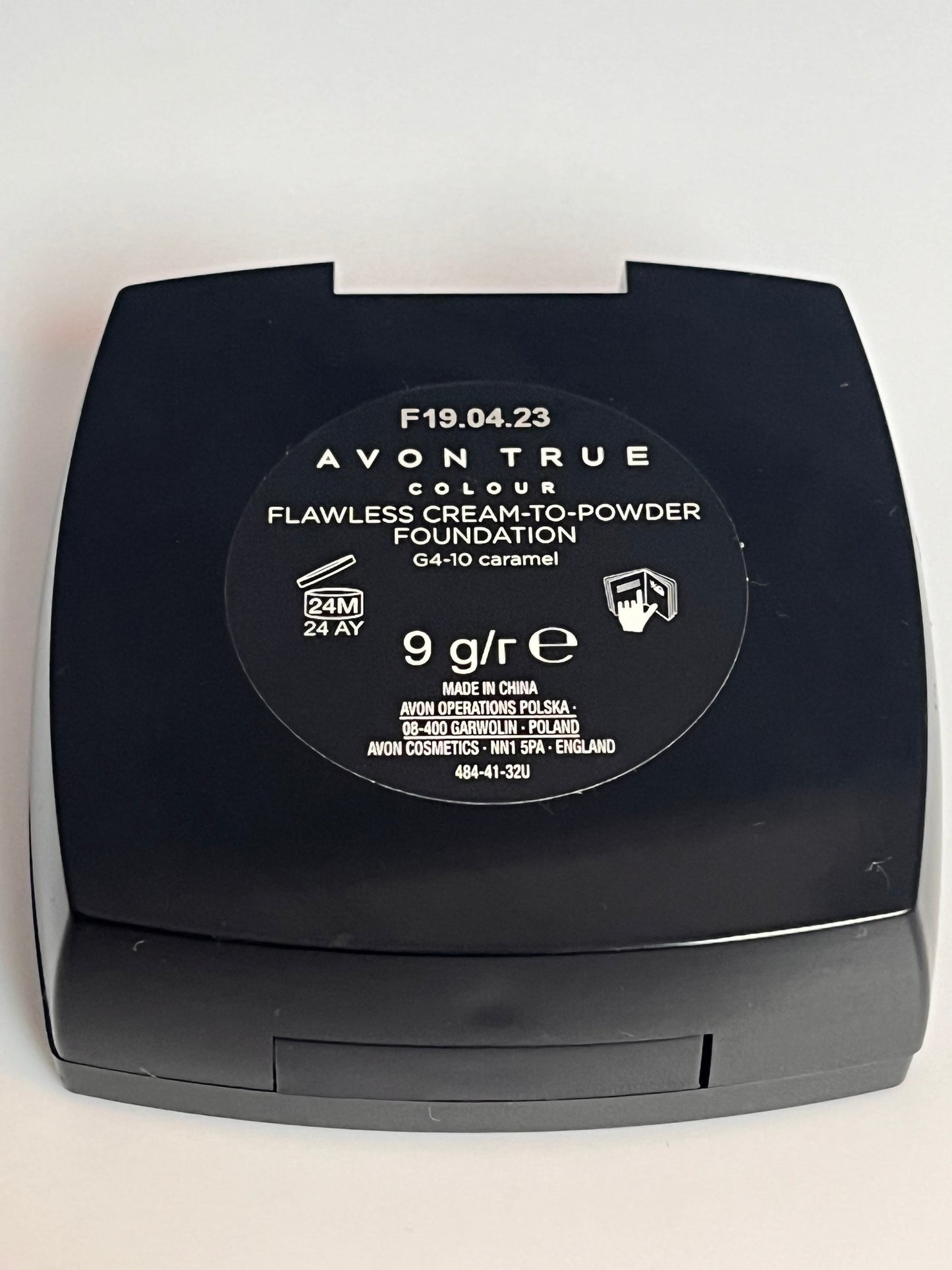 AVON FLAWLESS- cream to powder foundation G4-10 Caramel