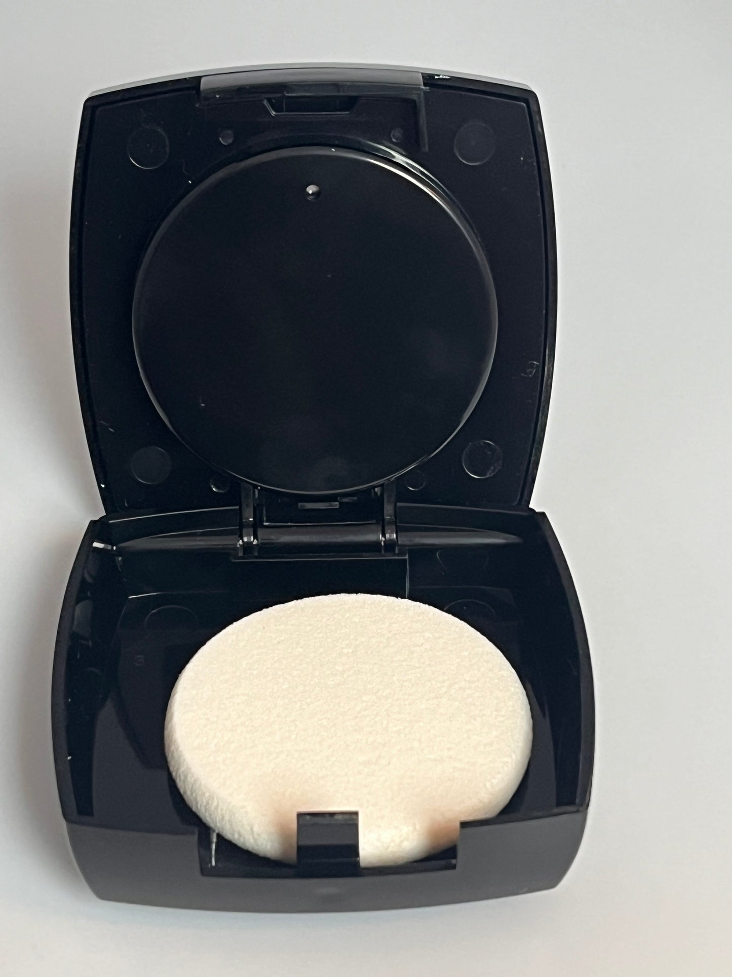 AVON FLAWLESS- cream to powder foundation G4-10 Caramel