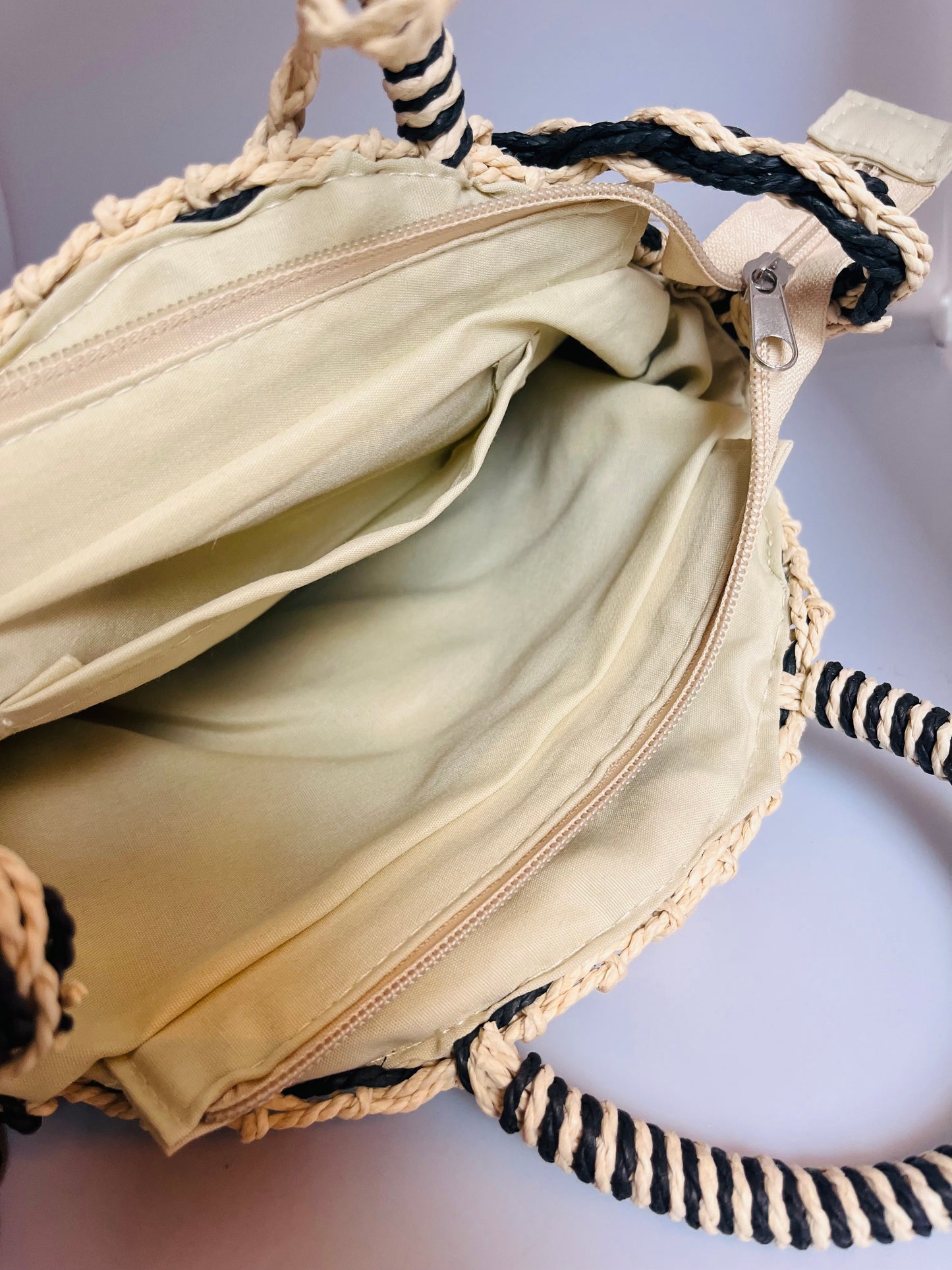 Veske-  beige og svart skulderveske i strå