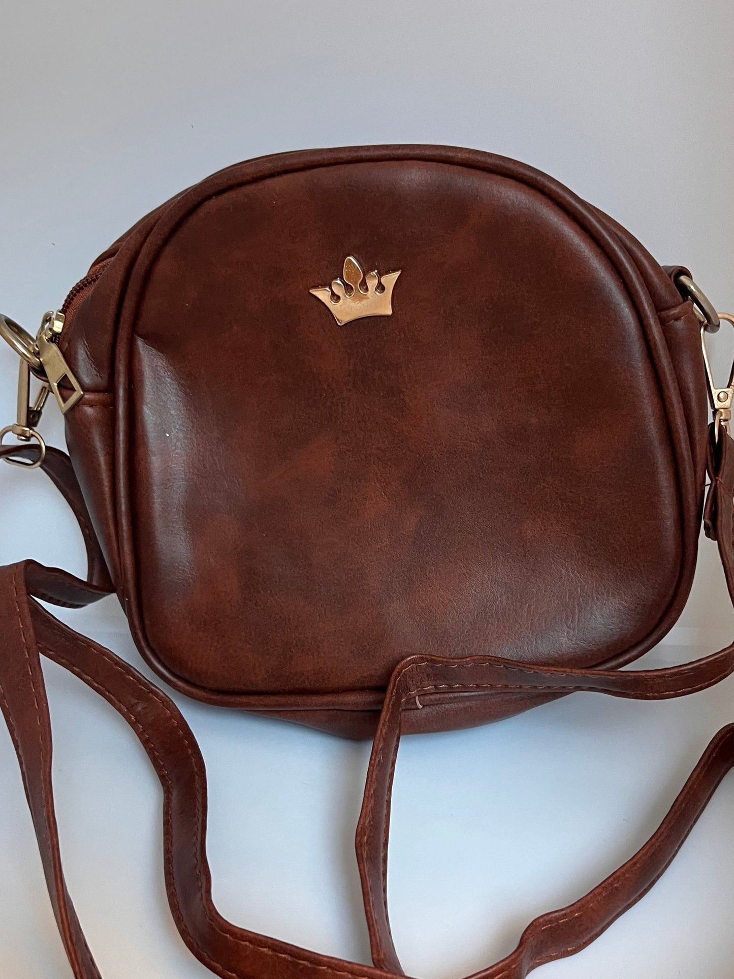 Liten skulderveske- Brunfarget med lite kronemotiv.