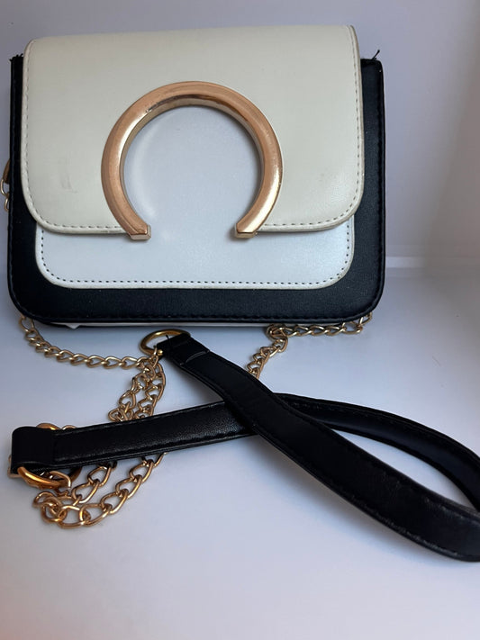 Liten skulderveske- Beige, hvit og brunfarget.