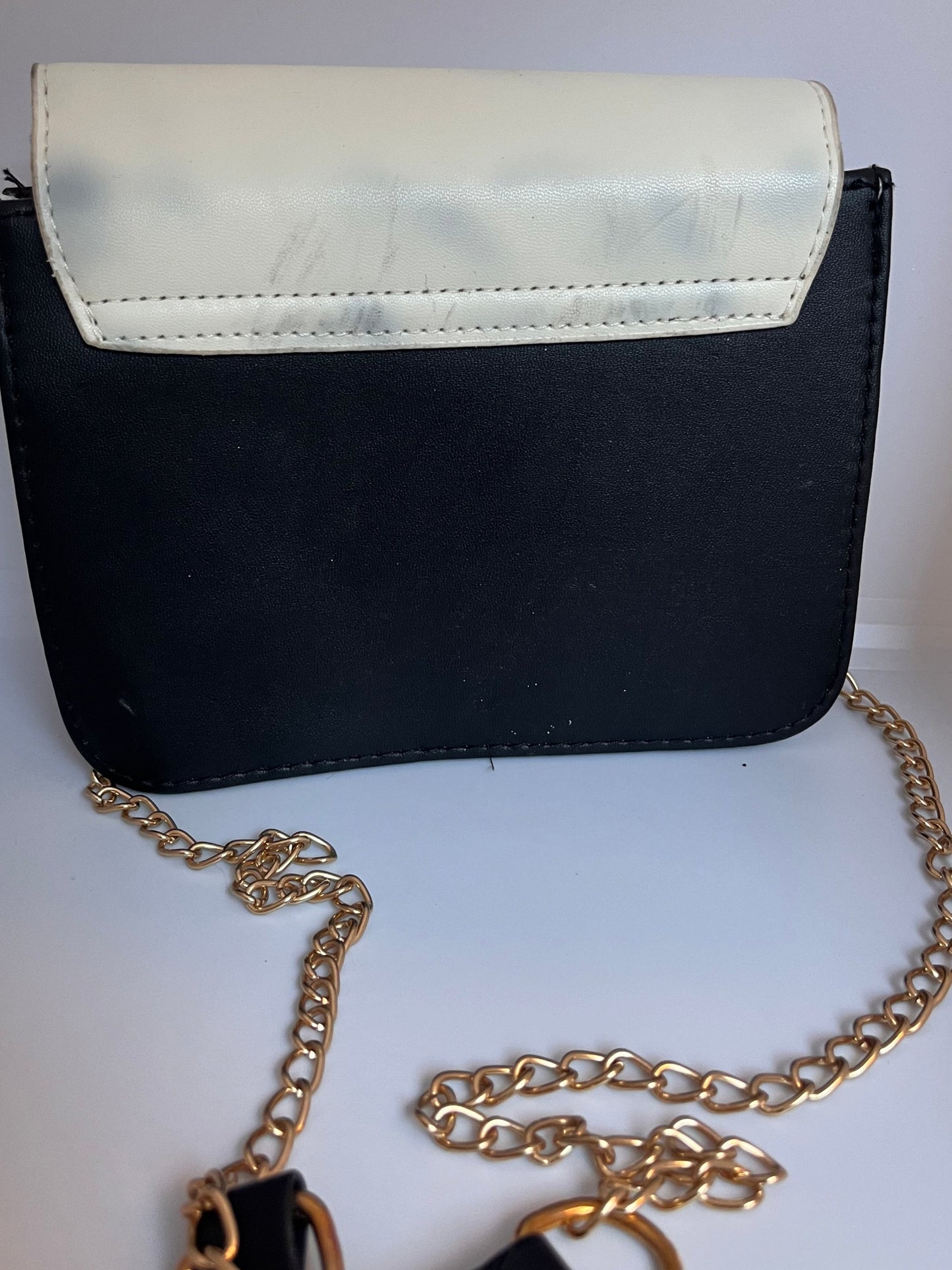 Liten skulderveske- Beige, hvit og brunfarget.