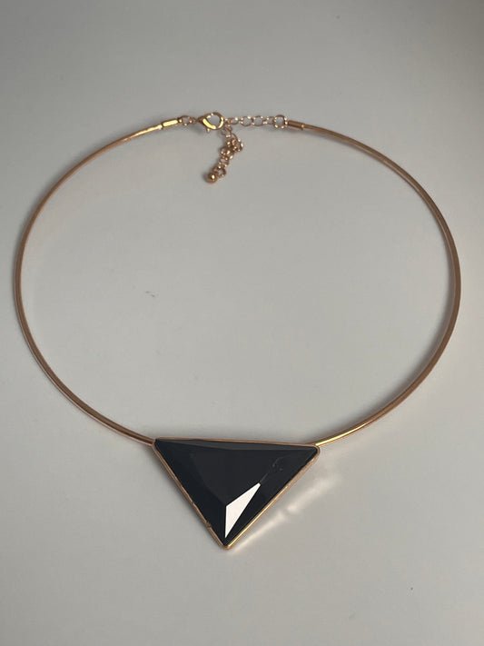 Smykke med triangle motiv-Svart.