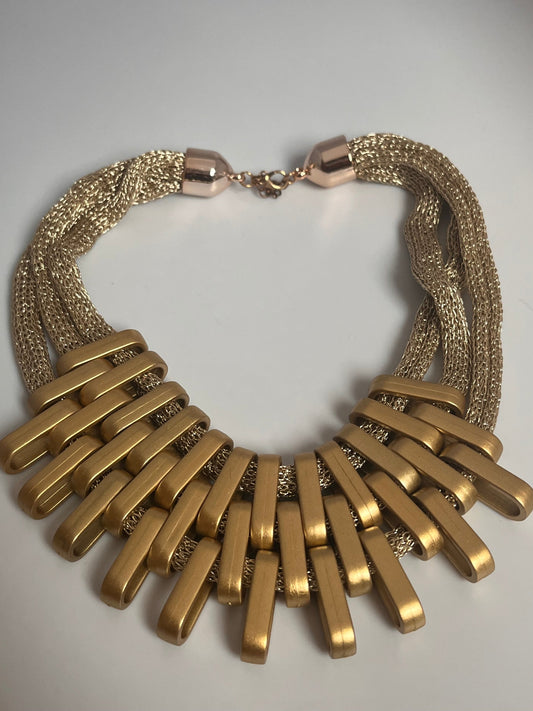 Smykke choker gulldetaljer-Bredt