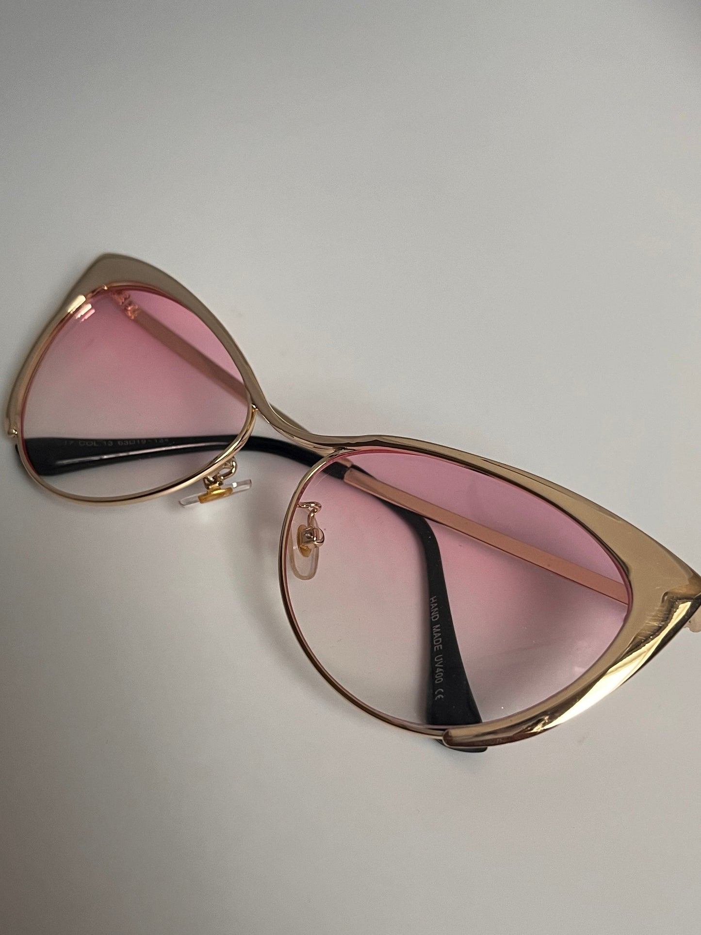 Solbriller  Cat Eye gullfarget med rosa gjennomsiktig glass.