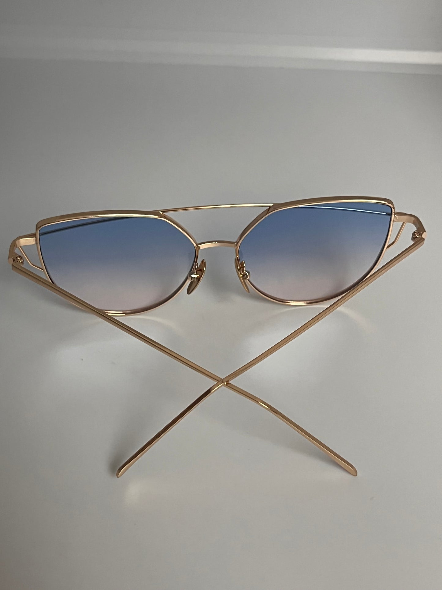 Solbriller med Blått glass og gullramme