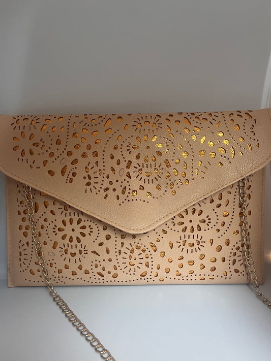 Skulderveske- Avlang beige med gulldetaljer.