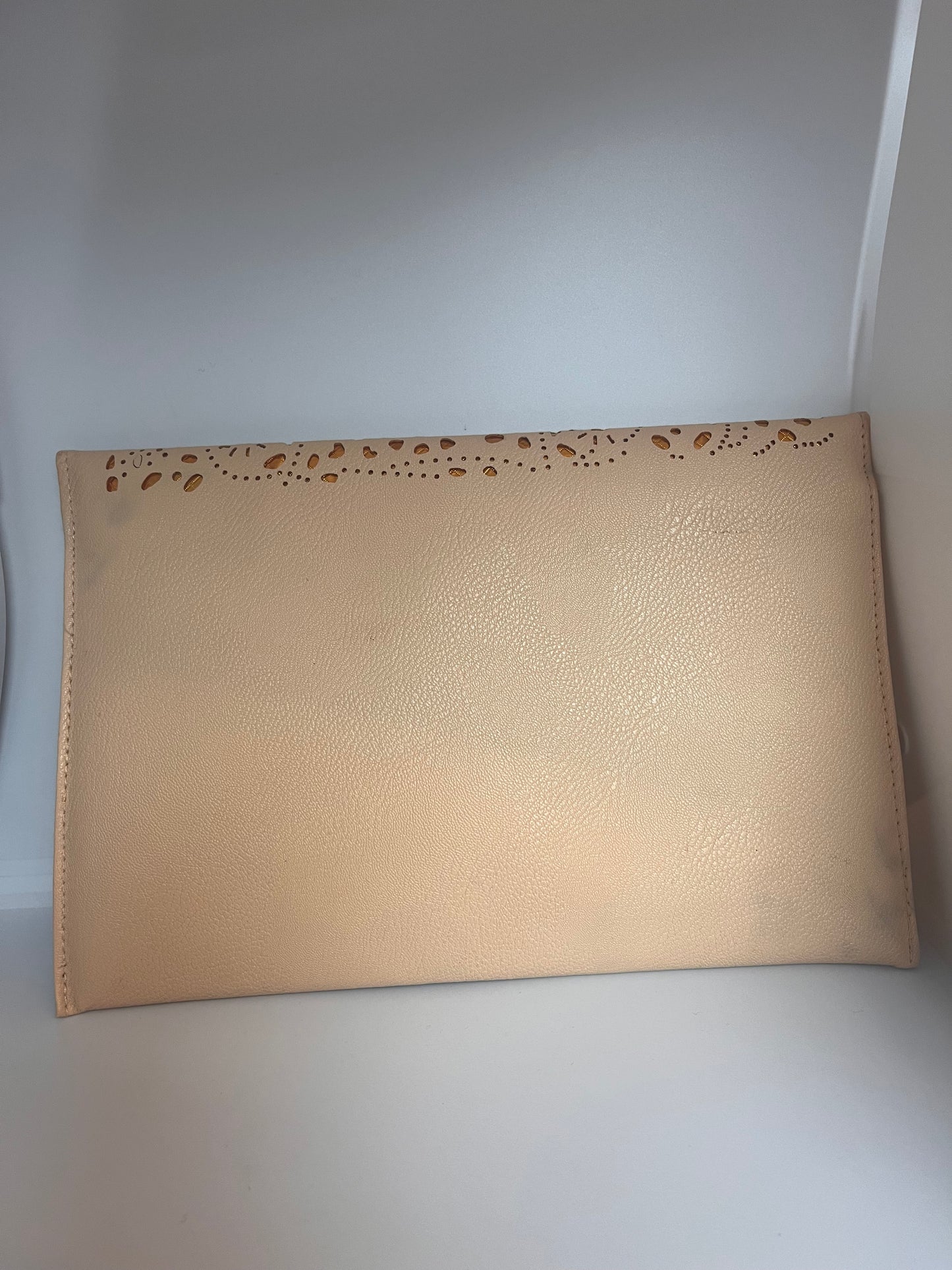 Skulderveske- Avlang beige med gulldetaljer.