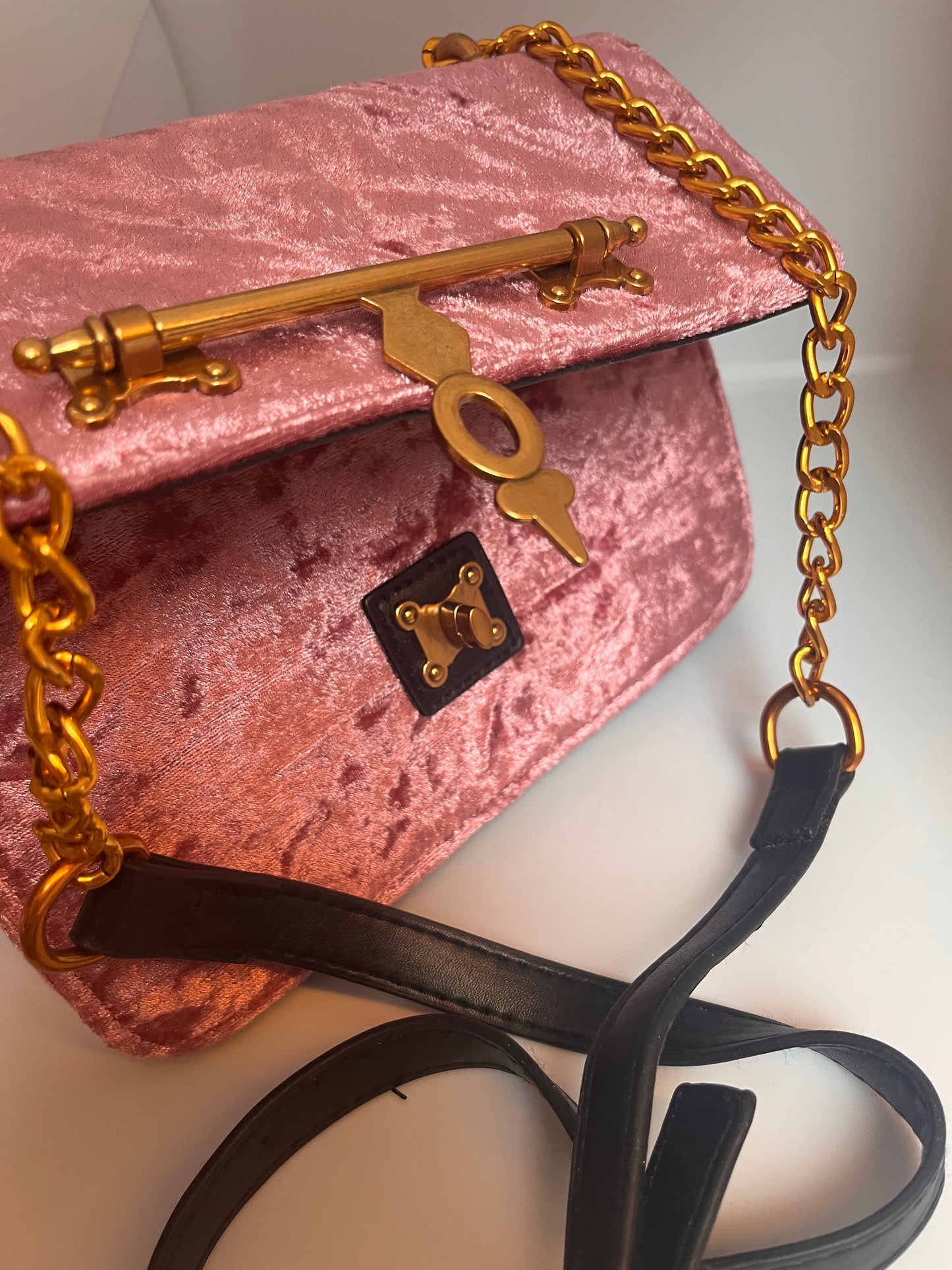 Skulderveske- Rosa-Velourstoff med gulldetaljer.
