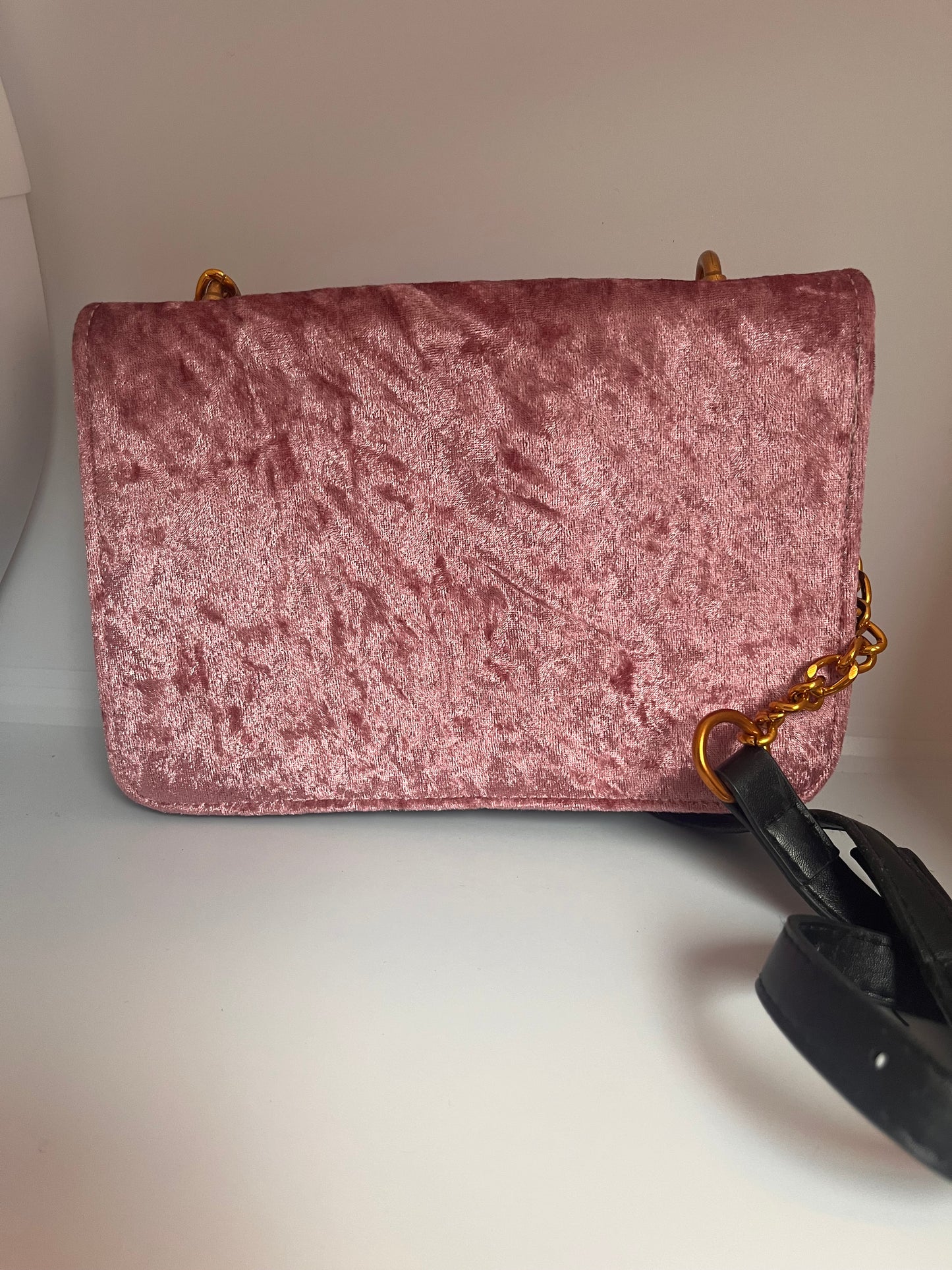 Skulderveske- Rosa-Velourstoff med gulldetaljer.