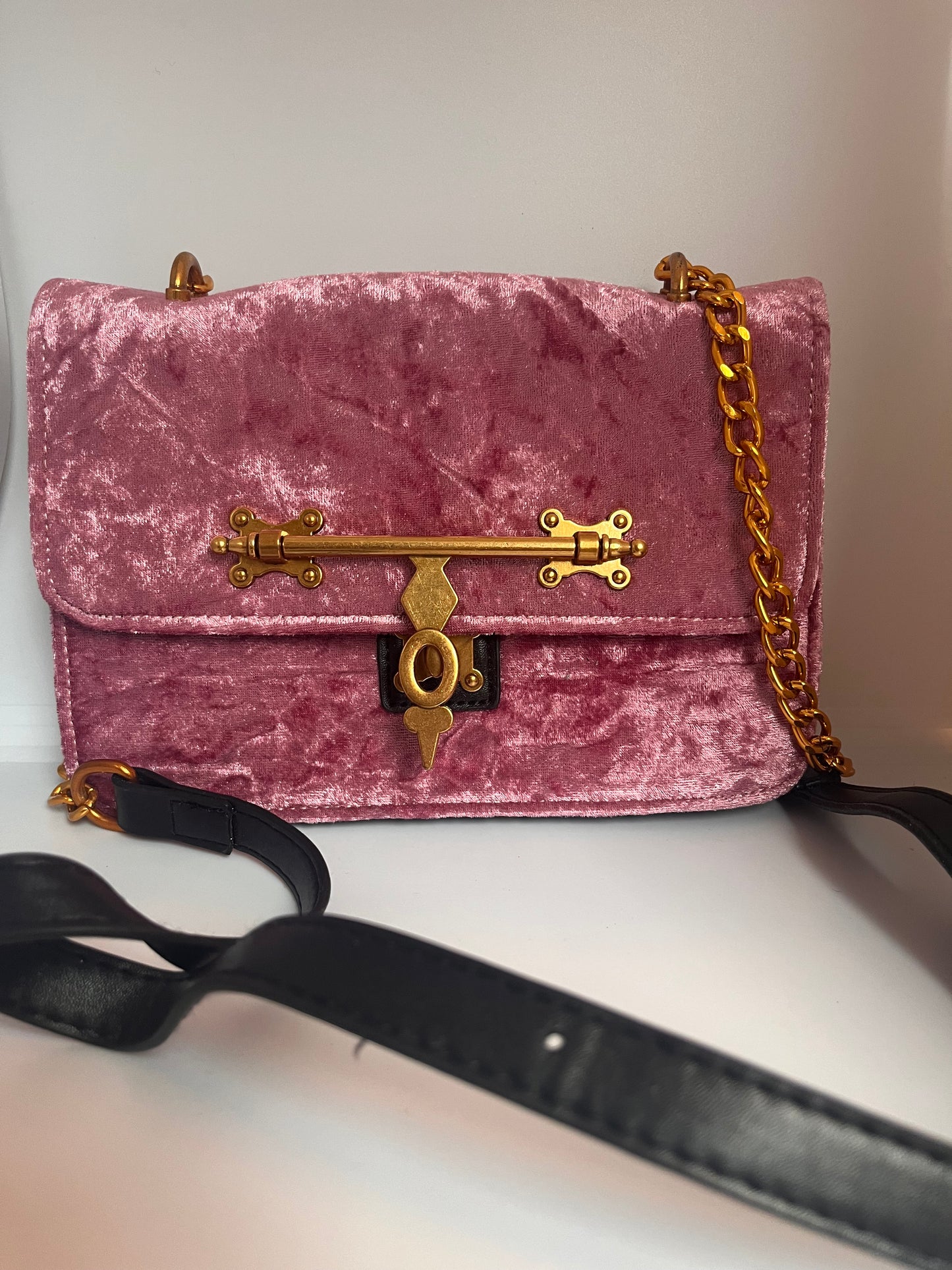 Skulderveske- Rosa-Velourstoff med gulldetaljer.