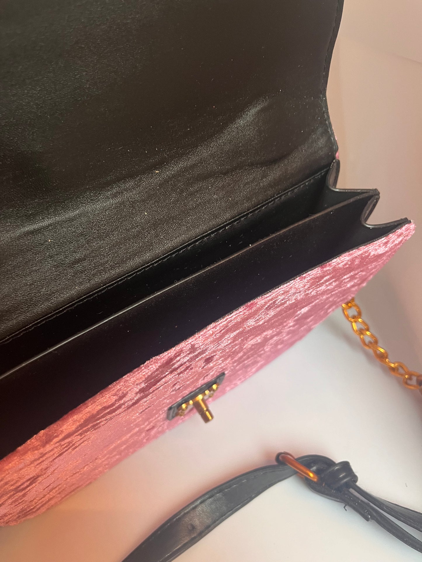 Skulderveske- Rosa-Velourstoff med gulldetaljer.