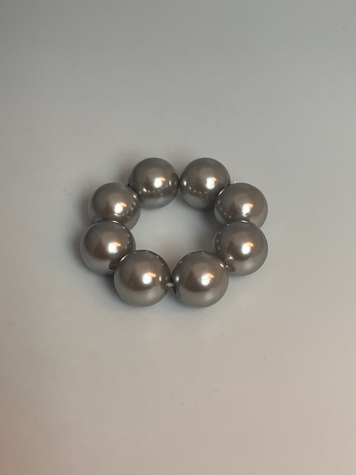 Hårstrikk med grå perler