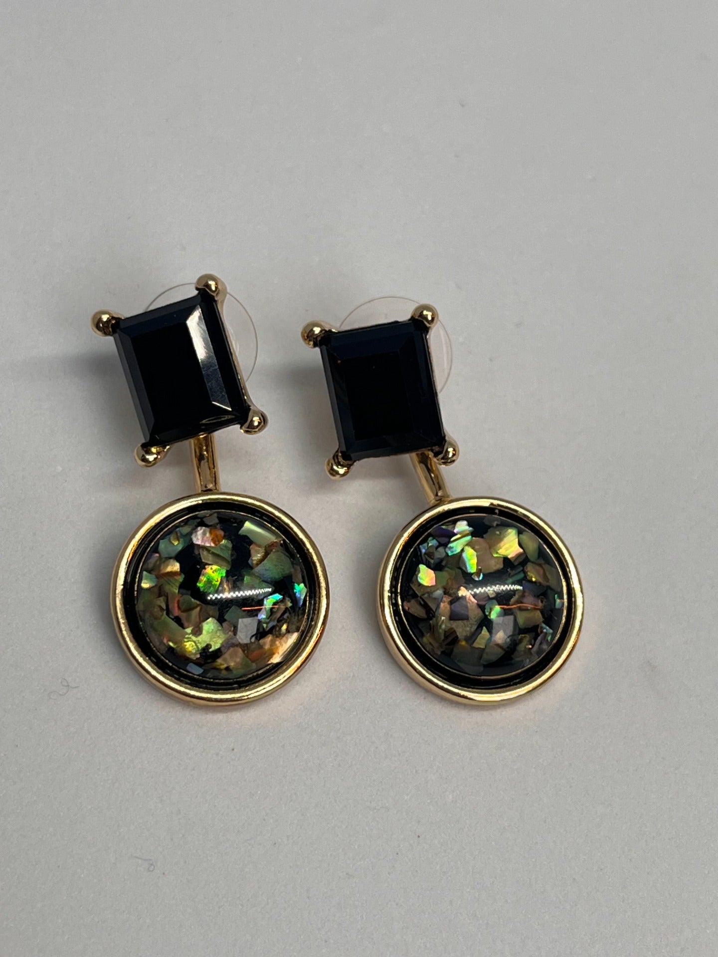 Øredobb -vintage stil med svart rund detalj