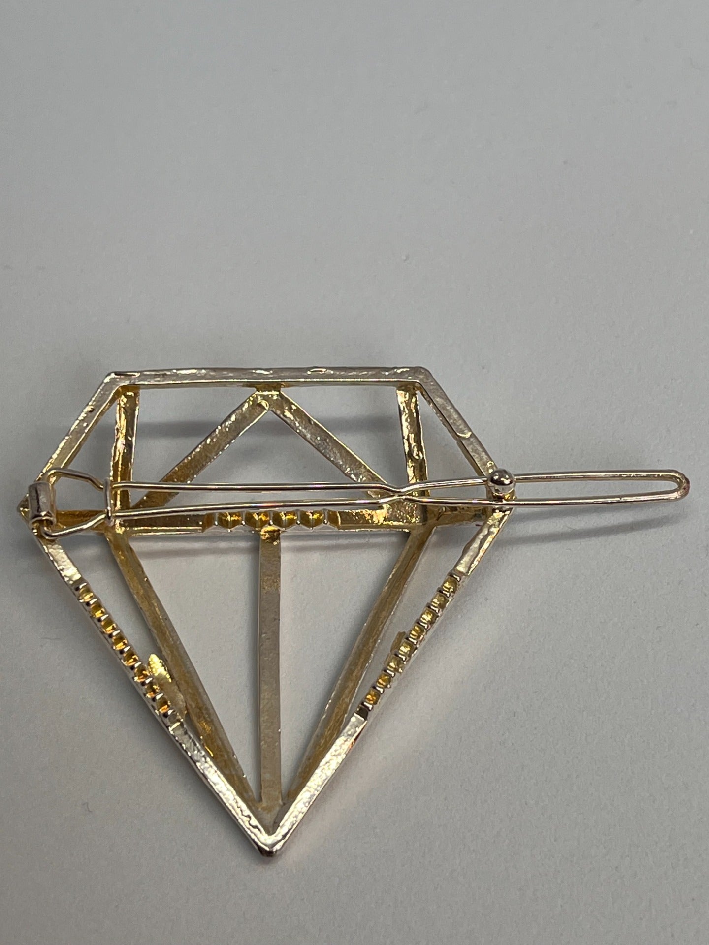 Hårspenne  Diamantformet sølvfarget.