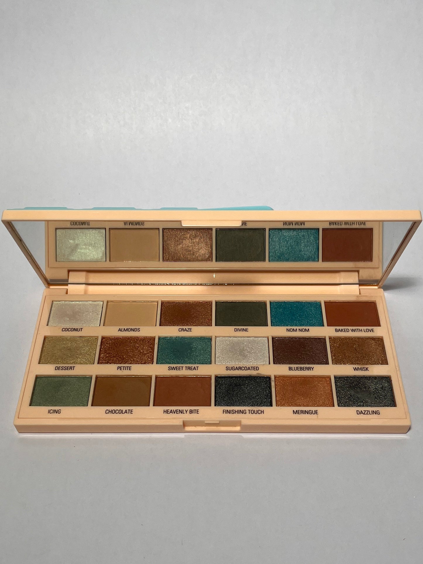 I Heart Revolution Eyeshadow Palette macaroon
